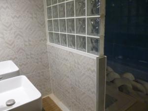 uma casa de banho com um WC, um lavatório e uma janela em Chambres d'Hôtes La Rose des Vents em Ginestas