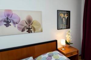 ein Schlafzimmer mit einem Bett mit zwei Propellern an der Wand in der Unterkunft Schönblick - gemütlich übernachten! in Ober-Hambach