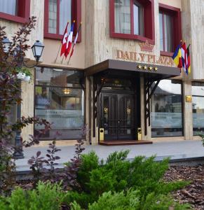 un edificio con un cartel dalwegian en la parte delantera en Daily Plaza Hotel, en Suceava