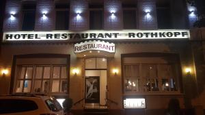 オイスキルヒェンにあるホテル レストラン ロトコフの建物内の看板を持つホテルレストラン rotkop