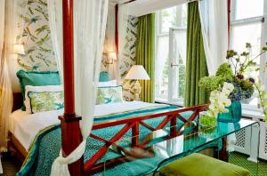 - une chambre avec un lit et une table en verre dans l'établissement Hotel Estheréa, à Amsterdam