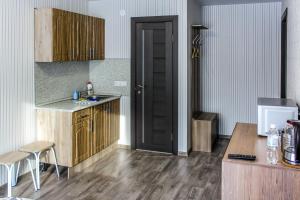 A kitchen or kitchenette at GUESTHOUSE Апартаменты Комфорт