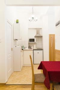 A kitchen or kitchenette at Authentic Akacfa Apartment