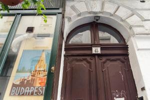 ブダペストにあるAuthentic Akacfa Apartmentの建物内の褐色の扉