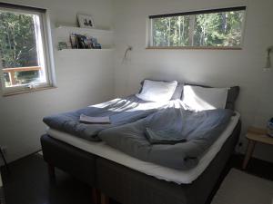A bed or beds in a room at Kvarnsands Strandstugor / Kvarnsand Beach Lodges