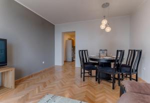 TV a/nebo společenská místnost v ubytování Two bedroom Apartment Paris