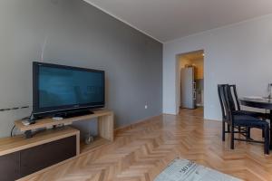 TV a/nebo společenská místnost v ubytování Two bedroom Apartment Paris