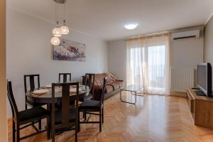 TV a/nebo společenská místnost v ubytování Two bedroom Apartment Paris