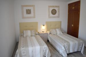Rúm í herbergi á Iznájar Suites