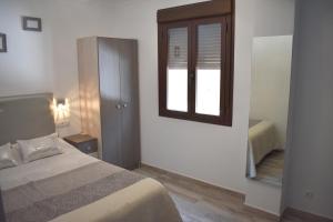 Rúm í herbergi á Iznájar Suites