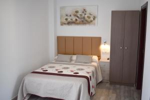 Rúm í herbergi á Iznájar Suites