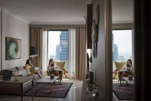 Two Seasons Hotel & Apartments的休息区
