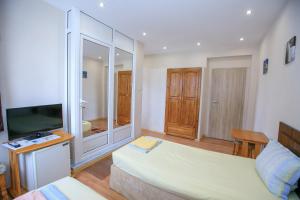 A television and/or entertainment centre at Guest House Amore