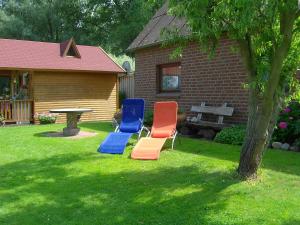 two chairs and a table in a yard at Zum Froschteich in Damnatz