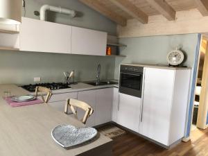 Η κουζίνα ή μικρή κουζίνα στο Senza pensieri Residence Carlo Urbino