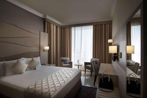 Two Seasons Hotel & Apartments客房内的一张或多张床位