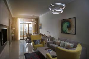 Two Seasons Hotel & Apartments的休息区