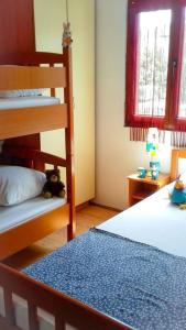 - une chambre avec 2 lits superposés et un ours en peluche sur un oreiller dans l'établissement Apartment Aralo - Veraja, à Drače