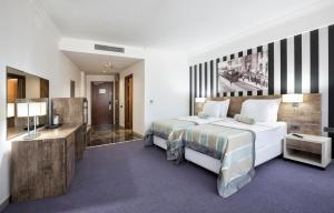 Postel nebo postele na pokoji v ubytování Ramada Hotel by Wyndham Edirne