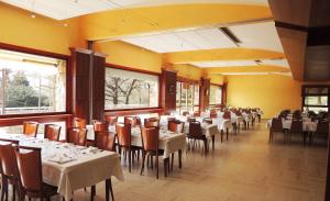 En restaurant eller et andet spisested på authentic by balladins – Rodez / Le Ségala