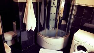 Un baño con ducha, inodoro y lavabo. en Excellent Location ★ Lovely Studio In Tbilisi ★, en Tiflis 10 fotos más