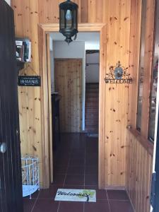 korytarzem prowadzącym do pokoju z drewnianymi panelami w obiekcie Casa Marida w mieście Camigliatello Silano