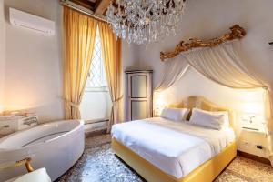 Кровать или кровати в номере Casa Borghese by Burghesius