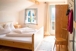 una camera con un letto bianco e una finestra di Hepi Lodge a Liesing