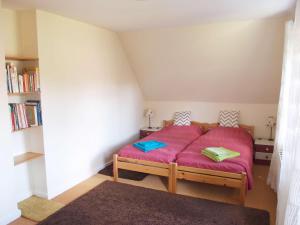 a bedroom with a bed with a pink blanket at schoene-3-Zimmer-Ferienwohnung-in-St-Dionys-bei-Lueneburg in Sankt Dionys