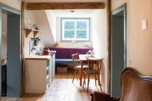 ein Wohnzimmer mit einem Tisch und einem lila Sofa in der Unterkunft Hepi Lodge in Liesing