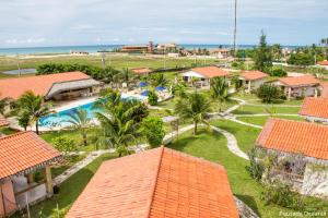 uma vista aérea de um resort com uma piscina em Pousada Oceania em Taíba
