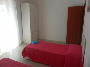 1 dormitorio con 1 cama con manta roja en Ocurniciell B&B, en Nápoles