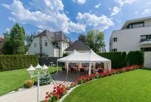 ein weißes Zelt im Hof eines Hauses in der Unterkunft Hotel Villa am Waldschlösschen in Dresden