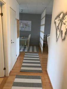 een hal met een kamer met een wereldkaart aan de muur bij City apartment in Rovaniemi