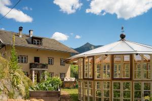 a greenhouse in front of a house at Hepi Lodge in Liesing