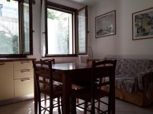 uma cozinha com mesa e cadeiras num quarto em Livi Patrik em Fano