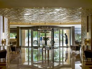 Two Seasons Hotel & Apartments餐厅或其他用餐的地方