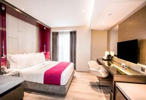A bed or beds in a room at Hotel XYZ