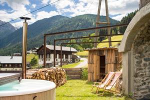 a resort with a hot tub and a building at Hepi Lodge in Liesing