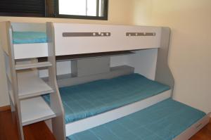 Litera con escalera en una habitación en Holidays Plaza, en Santa Cruz
