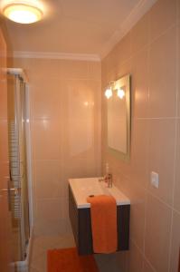 un baño con lavabo y espejo en Holidays Plaza, en Santa Cruz 20 fotos más