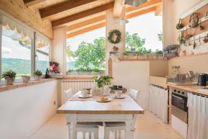 Een keuken of kitchenette bij Agriturismo Caranatura