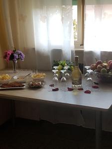 PanicarolaにあるB&B Dolce Casaのワイン1本とグラスをテーブルに用意しています。