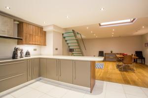 مطبخ أو مطبخ صغير في The Escalier Mews - Bright 3BDR Home