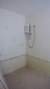 ナコンサワンにあるP.A. Ville Hotelのバスルーム(シャワー付)が備わります。