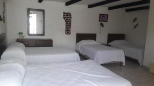Giường trong phòng chung tại Hotel De Cortez y Larraz