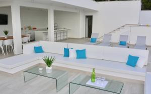 salon z białą kanapą i niebieskimi poduszkami w obiekcie Villa Mel II w mieście Drašnice