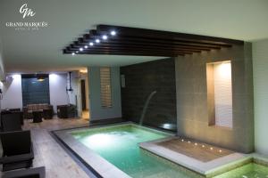 Piscina a Grand Marques o a prop