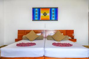 Postel nebo postele na pokoji v ubytování Oak Ray Regency