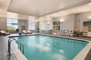 een zwembad in een hotelkamer met stoelen bij Hyatt Place Niagara Falls in Niagara Falls